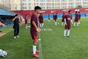 记者社媒晒国足训练照，显示浙江队后卫刘浩帆已随国足进行训练