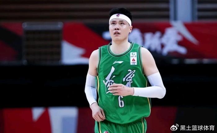 开云体育登陆入口-争议！易建联疑似遭34岁辽宁男篮名将暗讽，回应球迷：蓝莓卖1500